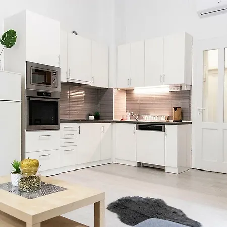 Dora Near Buda Castle With Parking! *