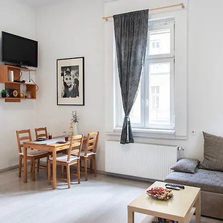 Dora Near Buda Castle With Parking! 布达佩斯